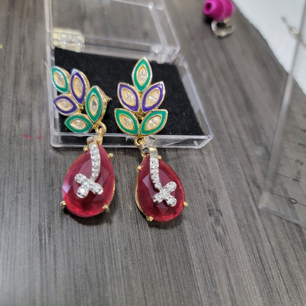 Red earrings - Picture 3 of 7
